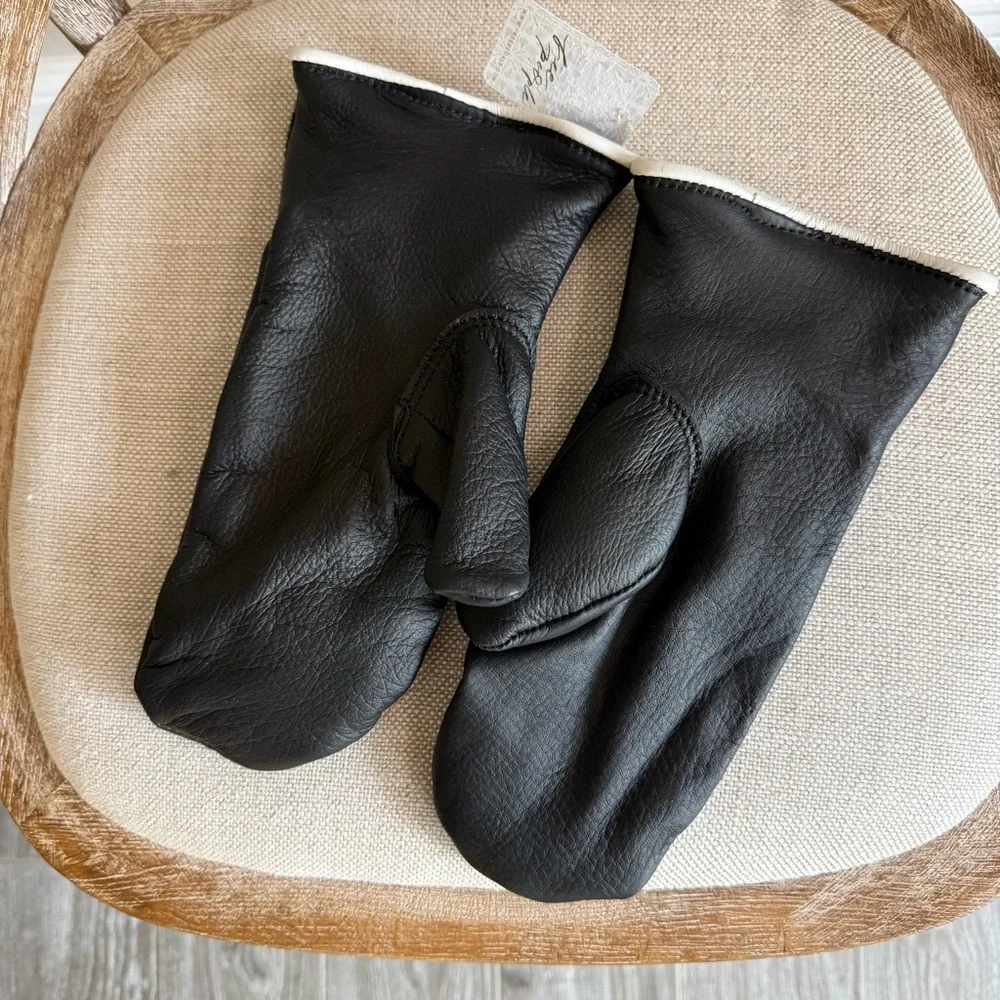 Astis house finch leather beaded mittens